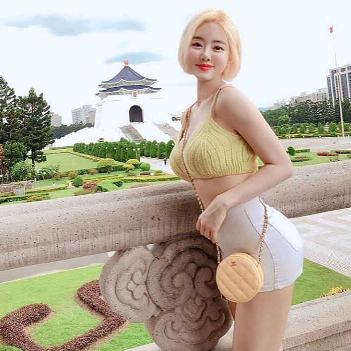 跟威少合影的韩国最美DJ,是何来路？打碟时看的眼晕,真正白的发光