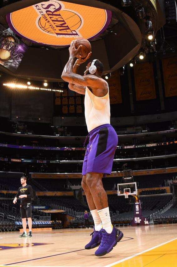 詹姆斯赛前热身训练