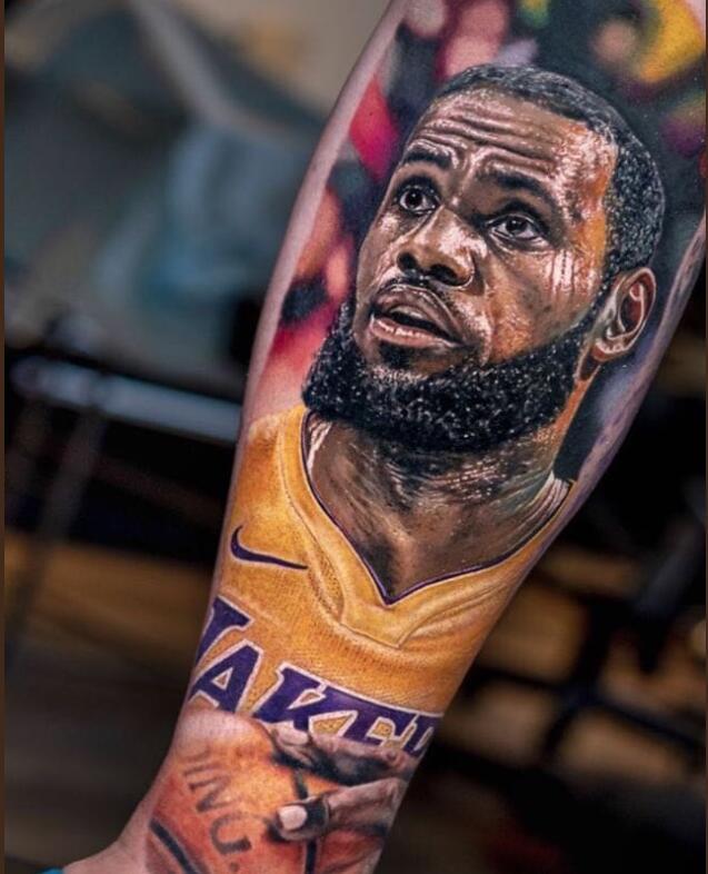 詹姆斯穿湖人球衣的纹身图案非常逼真,毫发毕现
