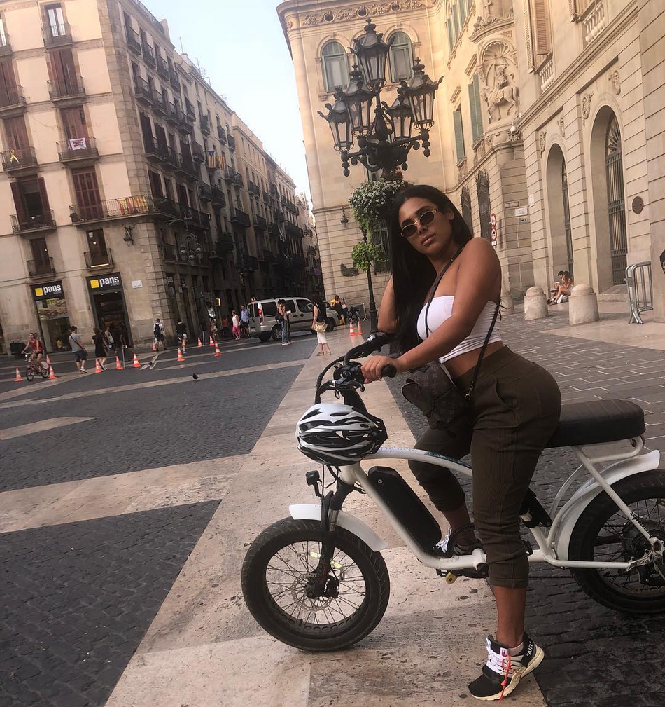 哈登带两个网红模特游西班牙