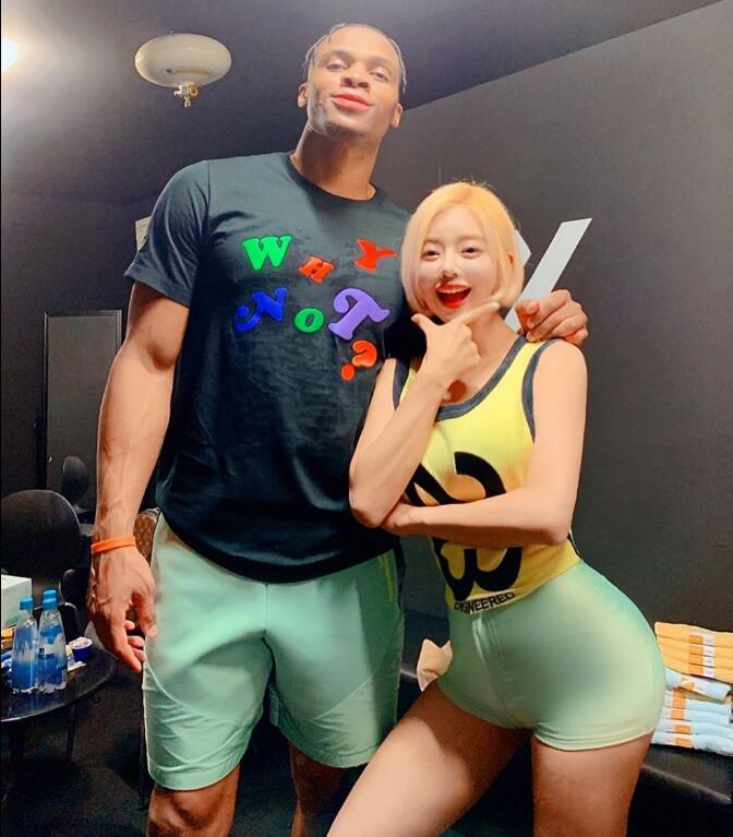 跟威少合影的韩国最美DJ,是何来路？打碟时看的眼晕,真正白的发光