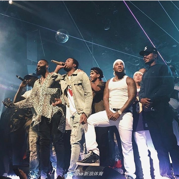 哈登参加朋友的演唱会