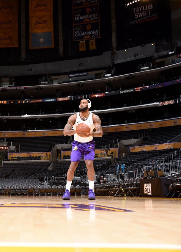 詹姆斯赛前热身训练