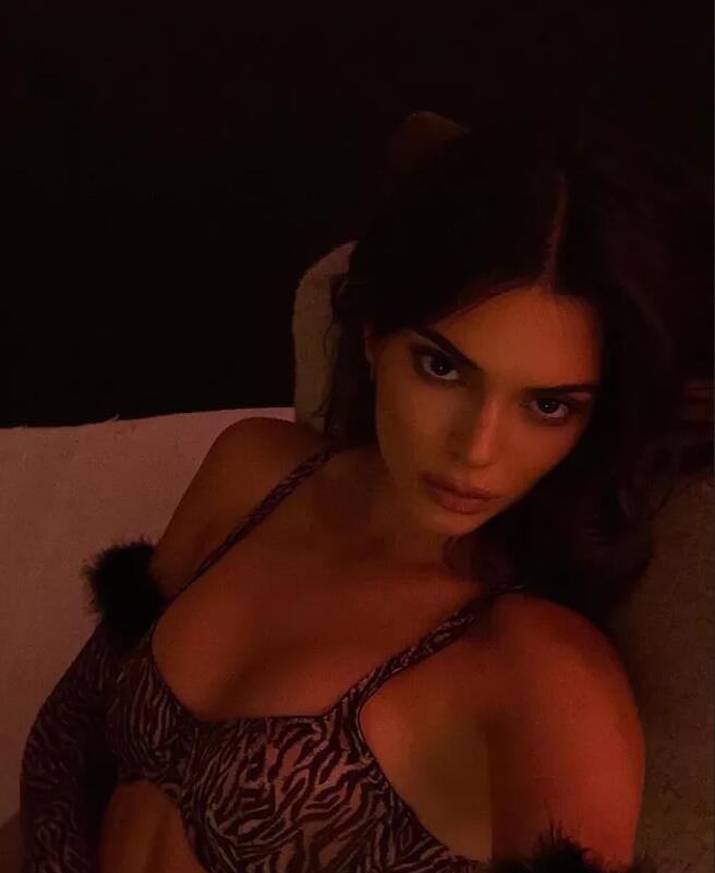 5年里第7个女友!水拉现任这臀腿无敌了!有了她还要啥詹娜