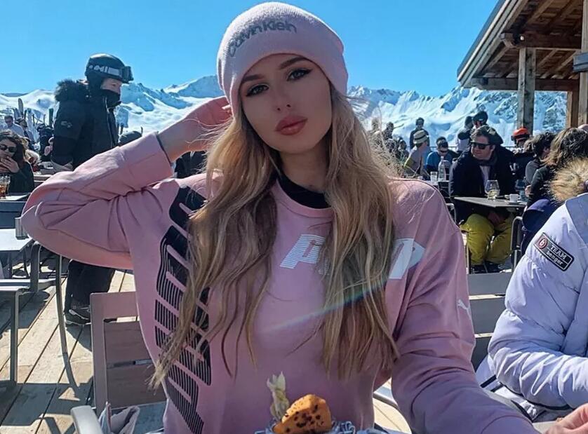 勾搭17岁嫩模恋过帕森斯前女友！他喜欢翘臀女王，也爱“波神”