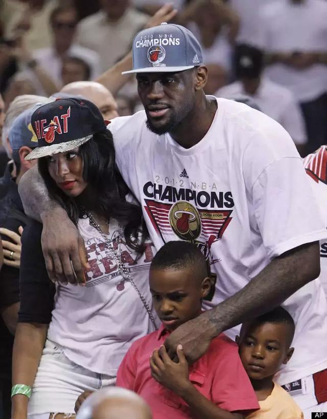 妻子生日这天，来读读詹姆斯的爱情故事！16岁相识，求婚靠韦德？