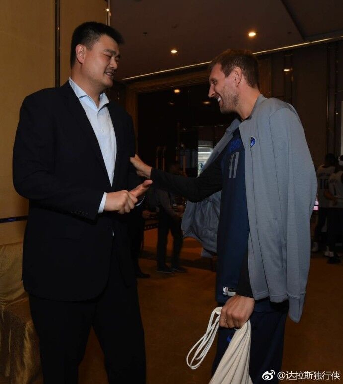 老熟人与新面孔！姚明会面独行侠老少双星