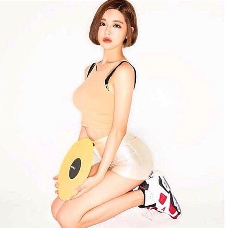 跟威少合影的韩国最美DJ,是何来路？打碟时看的眼晕,真正白的发光