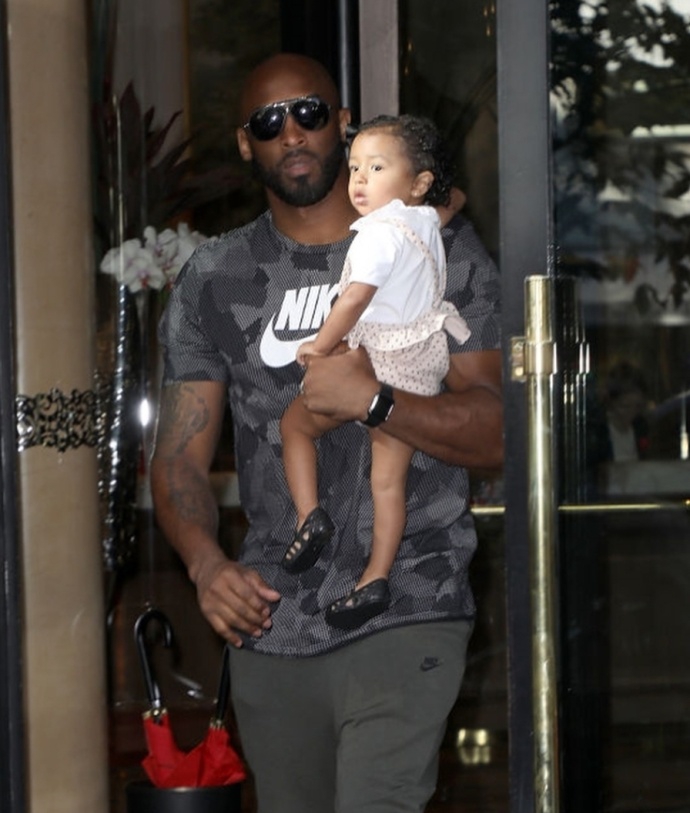 禾斗匕匕一家现身巴黎！小公举被他宠的要上天