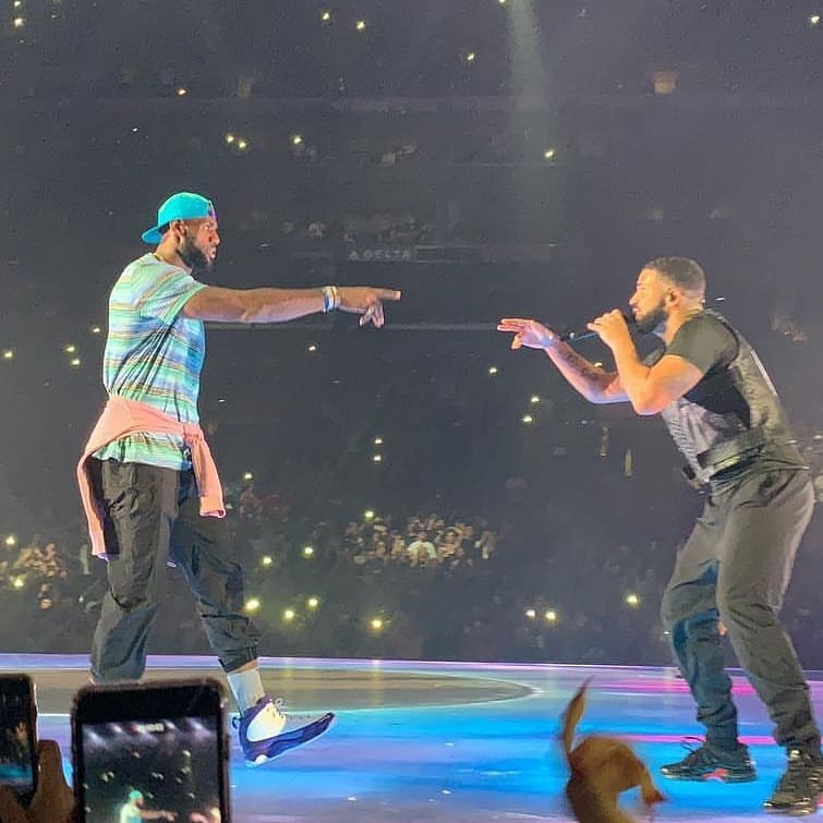 詹姆斯演唱会助演放飞自我