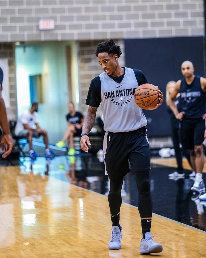 德罗赞现身马刺