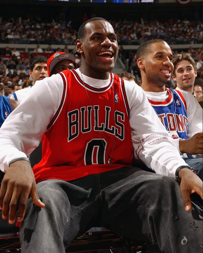 詹姆斯穿着公牛球衣