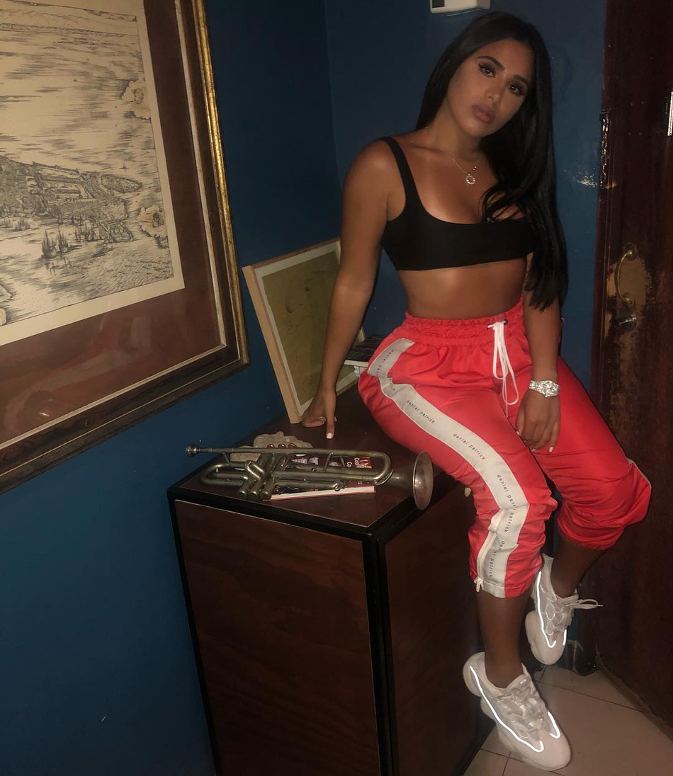 哈登带两个网红模特游西班牙