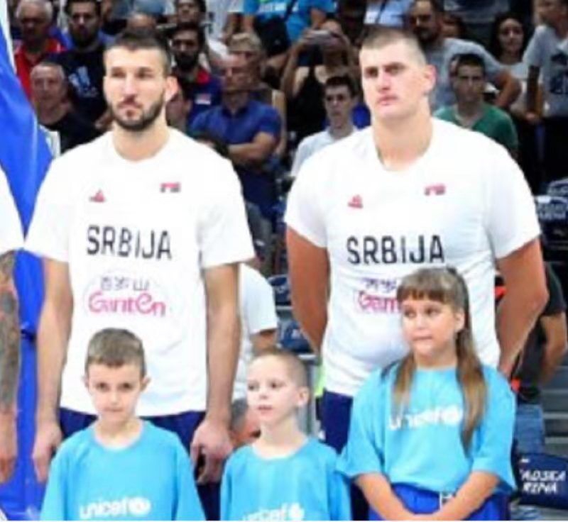 约基奇求你不要再胖了!小姑娘甚至可以枕着你肚子!上篮就不提了…