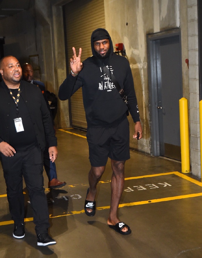 詹姆斯赛前热身训练