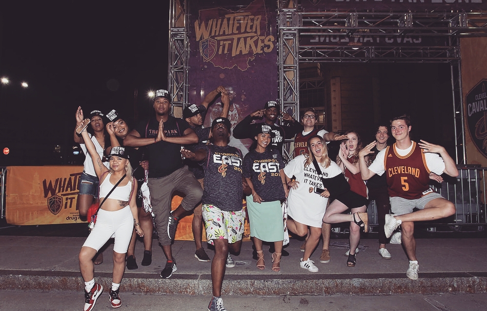 骑士球迷在街头