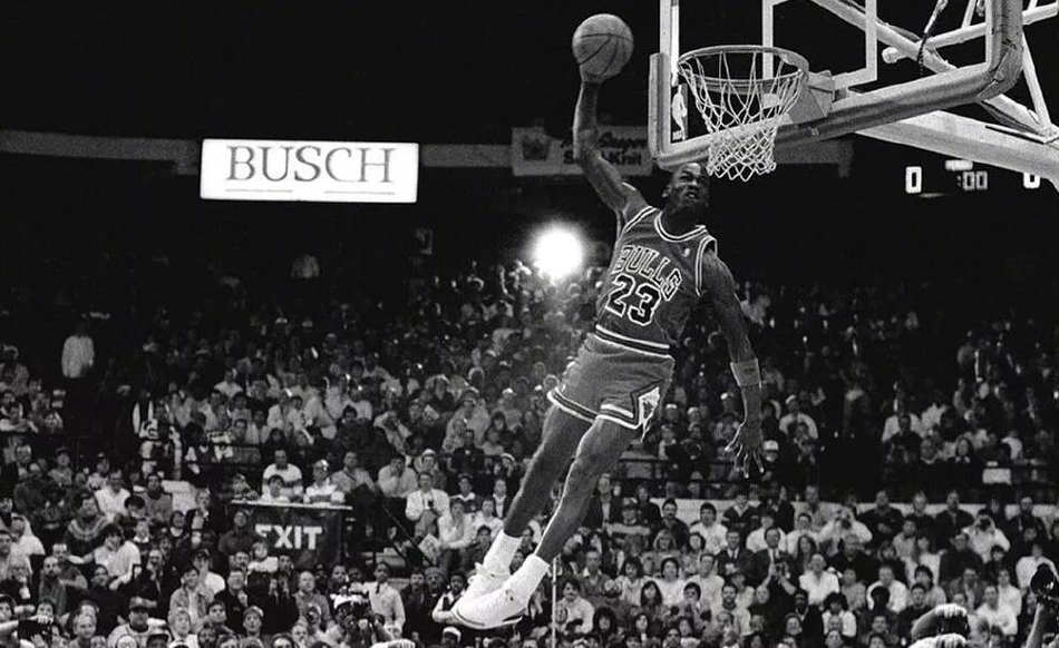 17连拍！乔丹1988年扣篮大赛黑白硬照！这套动作满分！