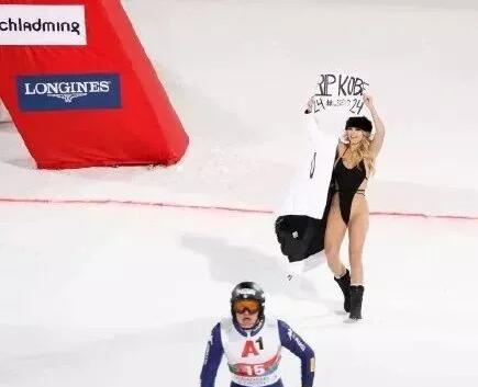 无耻至极！网红半裸奔“致敬”科比！她曾半裸闯入欧冠决赛