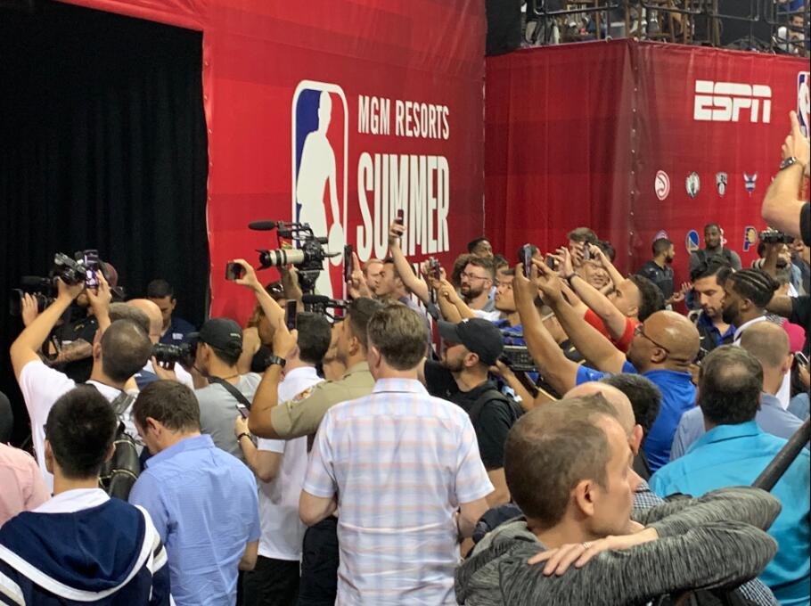 詹姆斯赌城现身！督战湖人夏联，跟新任主帅交流，现场被围死了！