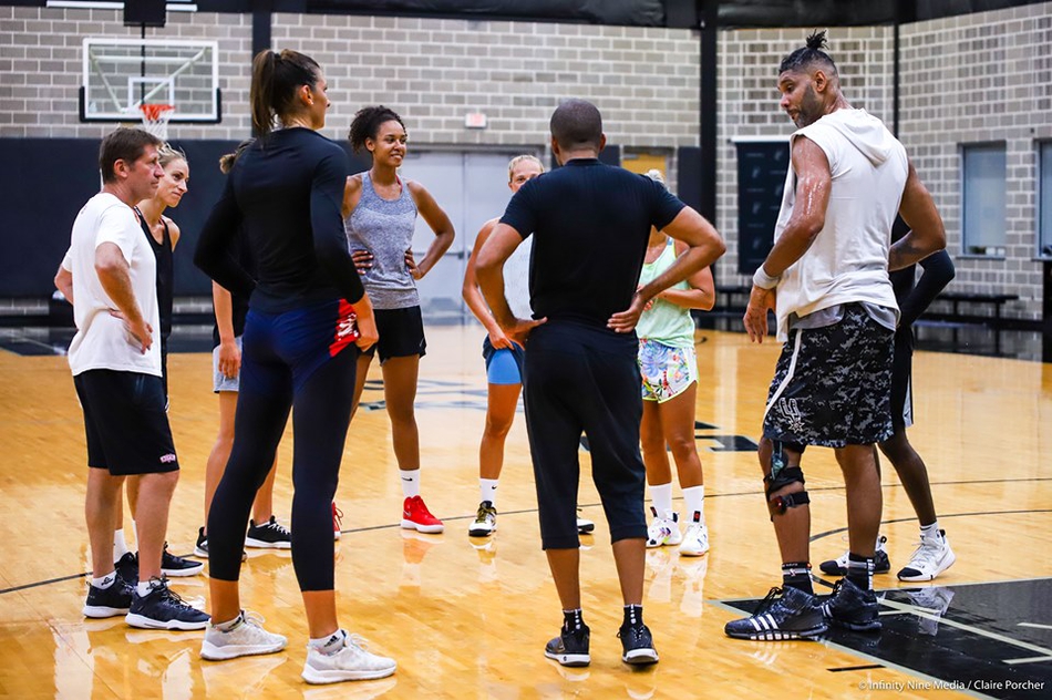 邓肯竟然扎小辫儿！熟练的动作闪了我的腰！还是跟姑娘们一起打球