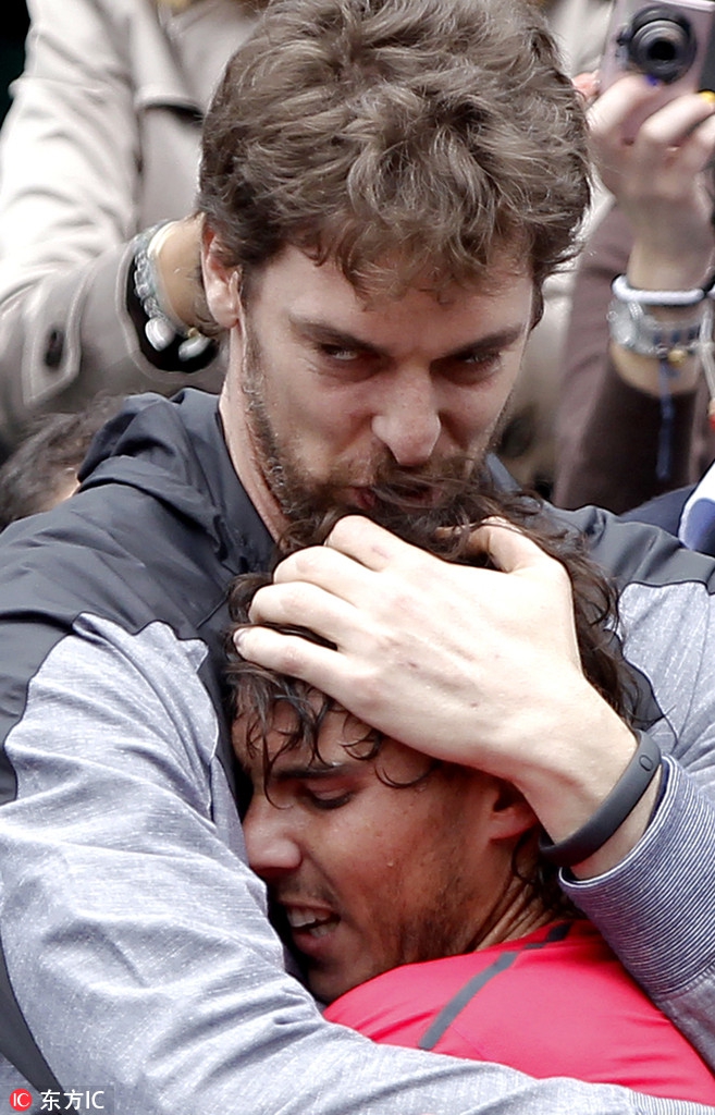 2012年纳达尔夺冠，跟加索尔深情相拥