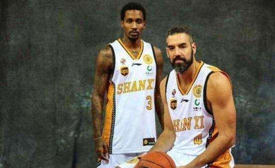 10年前的今天，他在库里头上射下55分，打破天勾的纪录