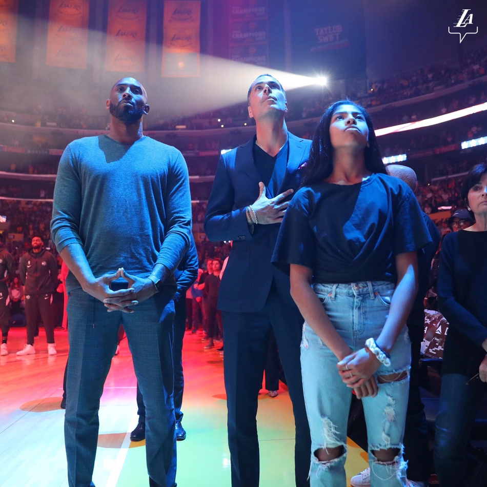 科比现场观战湖人！跟詹姆斯世纪性握手，和魔兽拥抱！