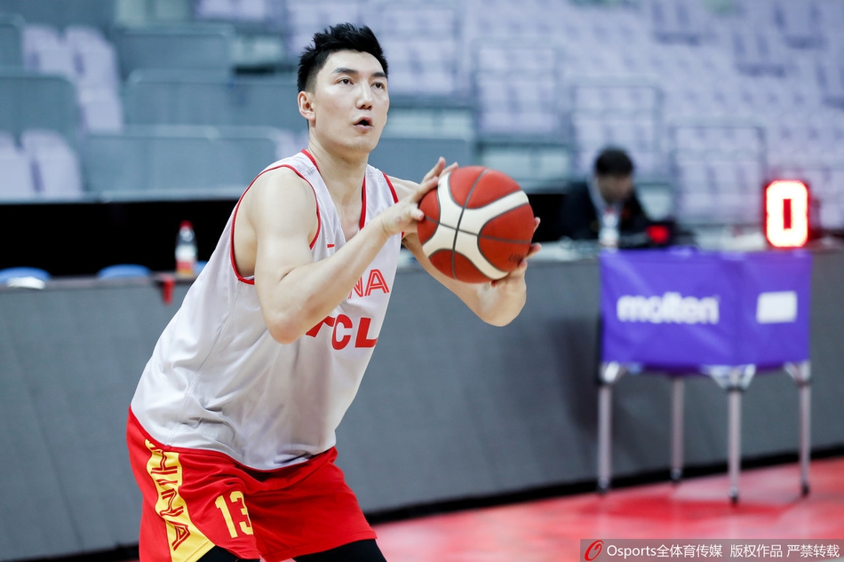 男篮公开训练 球员谈笑风生心情好