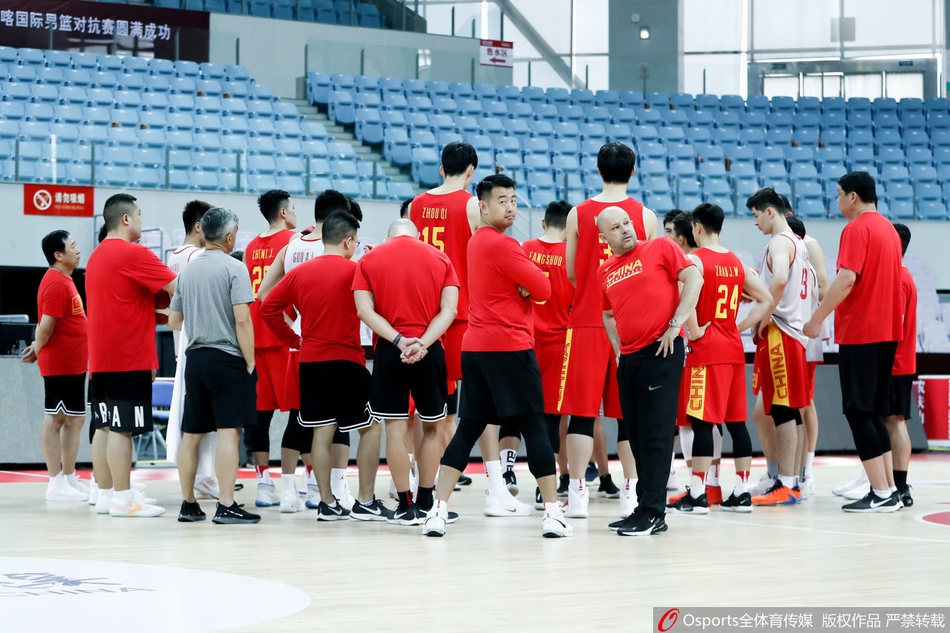 男篮公开训练 球员谈笑风生心情好