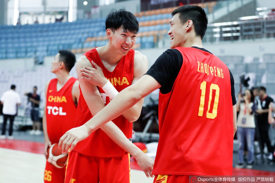 男篮公开训练 球员谈笑风生心情好