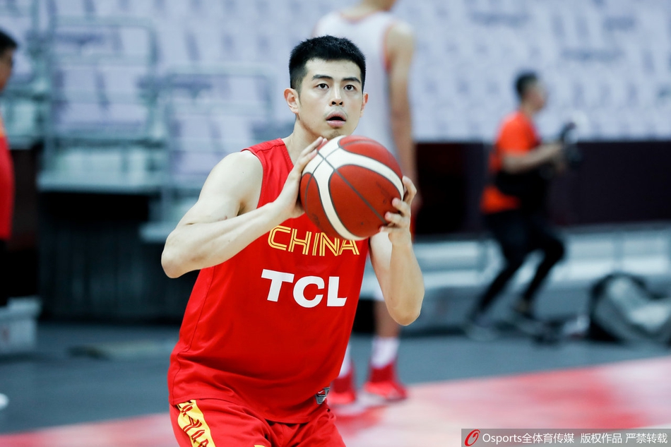 男篮公开训练 球员谈笑风生心情好