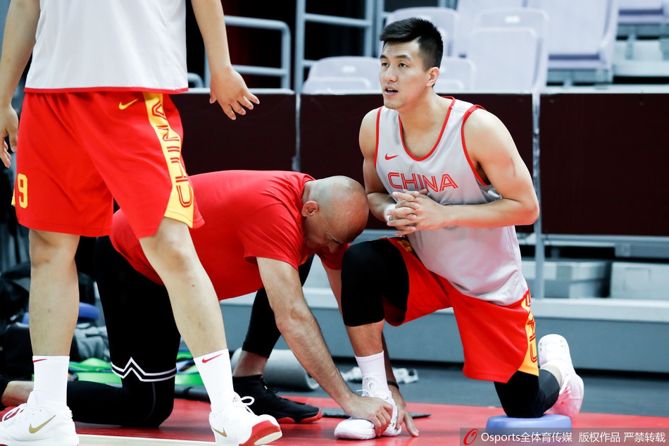 男篮公开训练 球员谈笑风生心情好