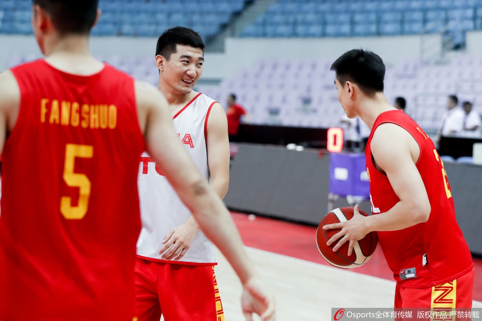 男篮公开训练 球员谈笑风生心情好