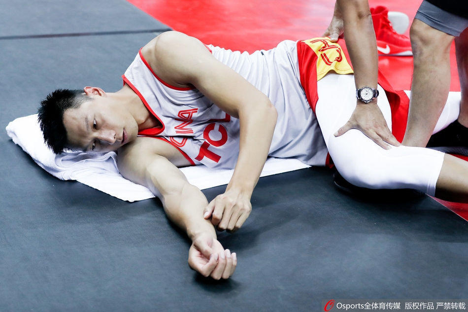 男篮公开训练 球员谈笑风生心情好