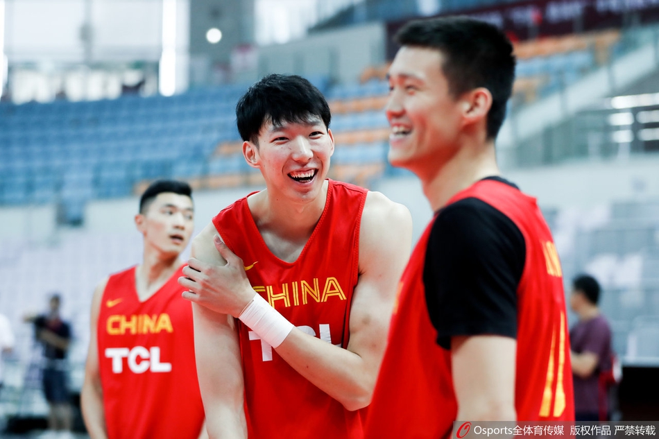 男篮公开训练 球员谈笑风生心情好