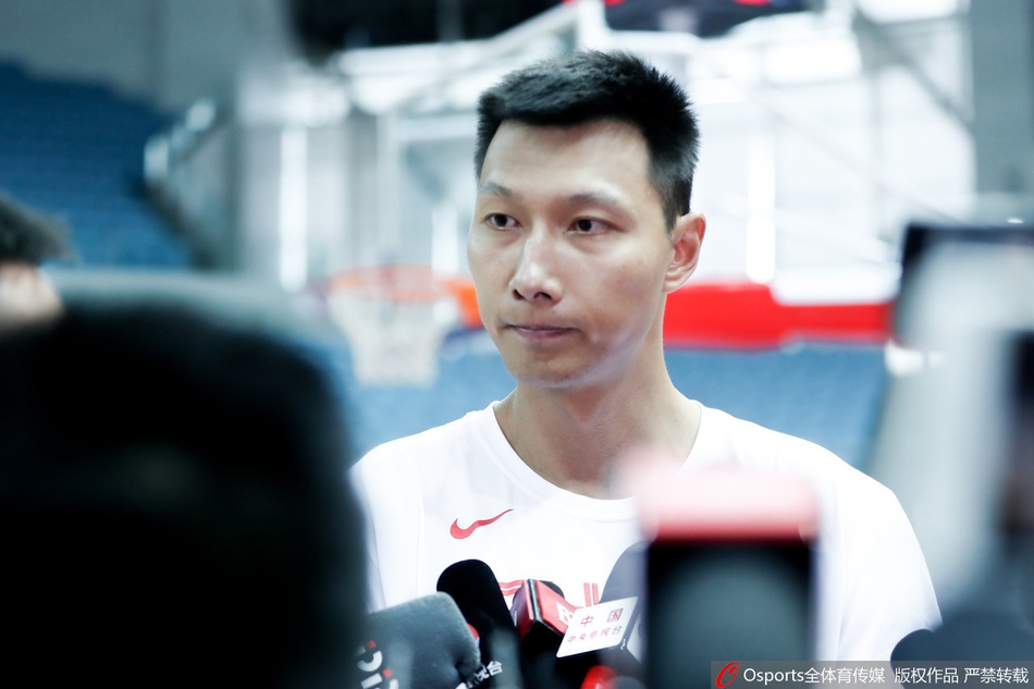 男篮公开训练 球员谈笑风生心情好