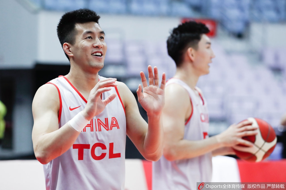 男篮公开训练 球员谈笑风生心情好