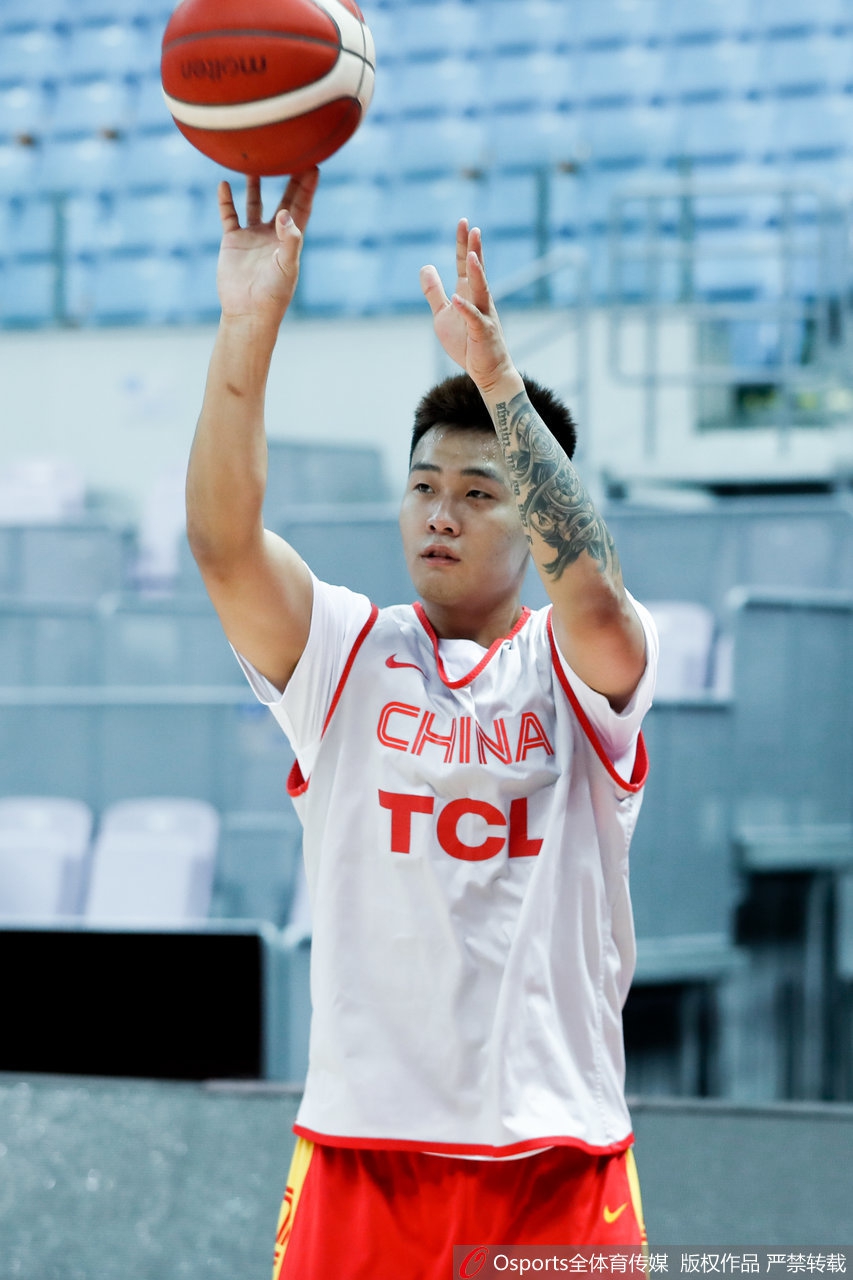 男篮公开训练 球员谈笑风生心情好