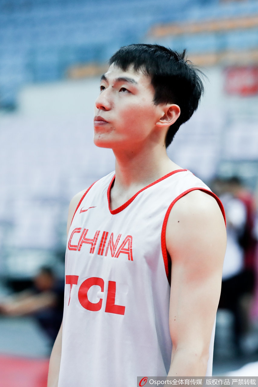 男篮公开训练 球员谈笑风生心情好