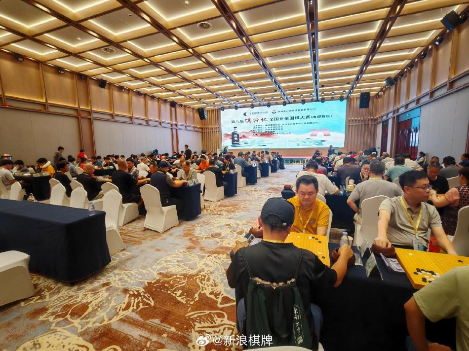 刘强东满面春风现身宿迁！在京东旗舰店参观，身旁女秘书漂亮出镜