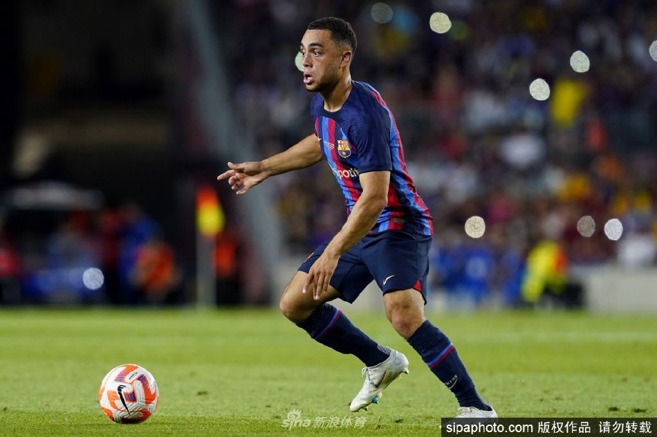 AC米兰租借巴萨后卫德斯特