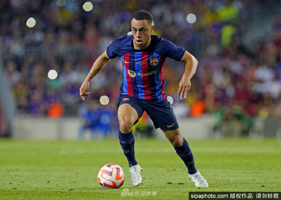 AC米兰租借巴萨后卫德斯特