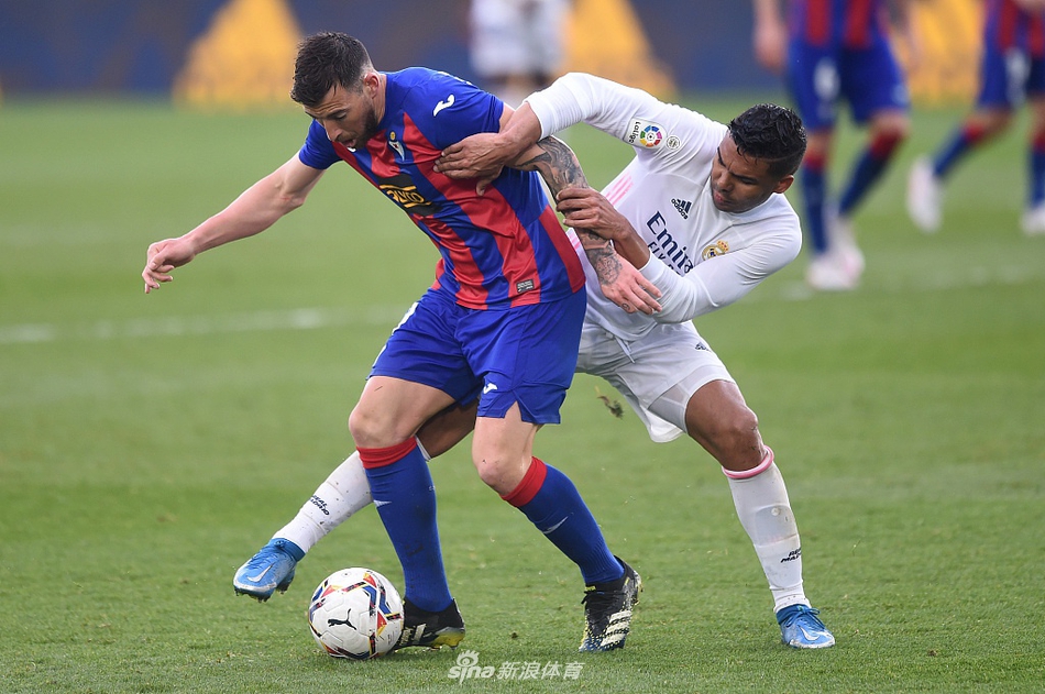 [西甲]皇马2-0埃瓦尔 本泽马破门