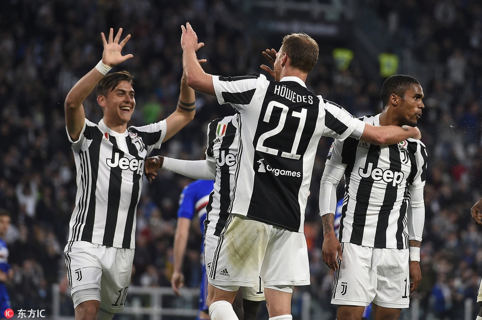 队友祝贺赫韦德斯