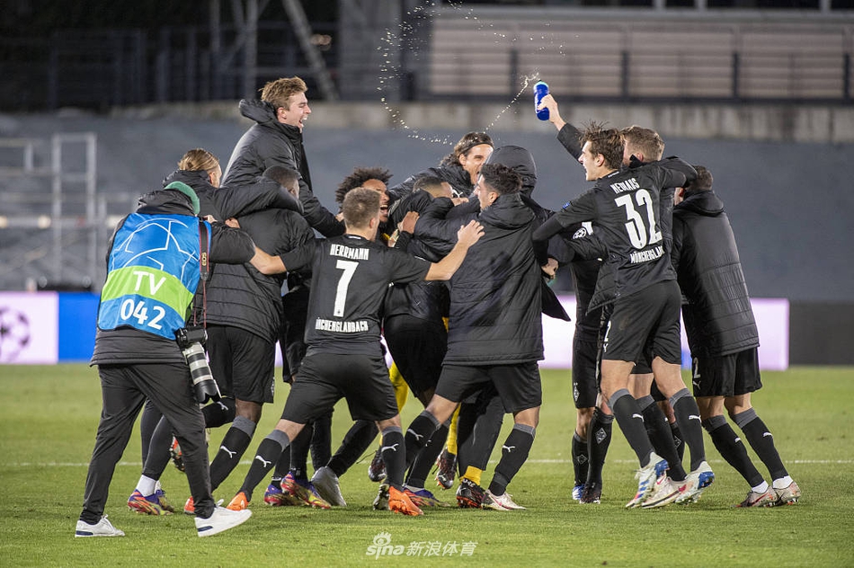 [欧冠]皇马2-0门兴 本泽马两球