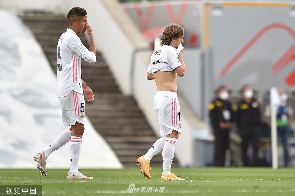 [西甲]皇马2-1比利亚雷亚尔 本泽马传射