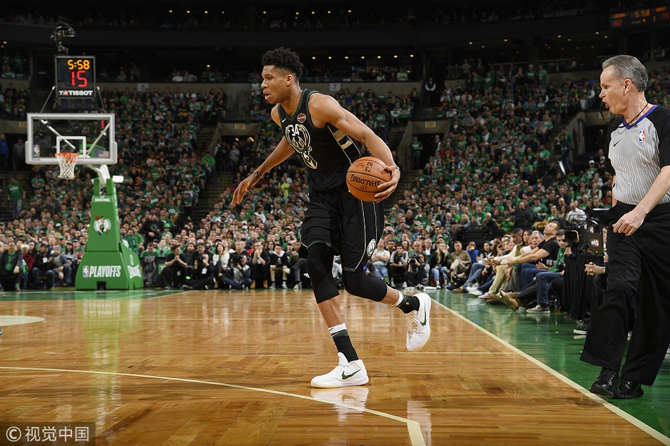 字母哥带球进攻