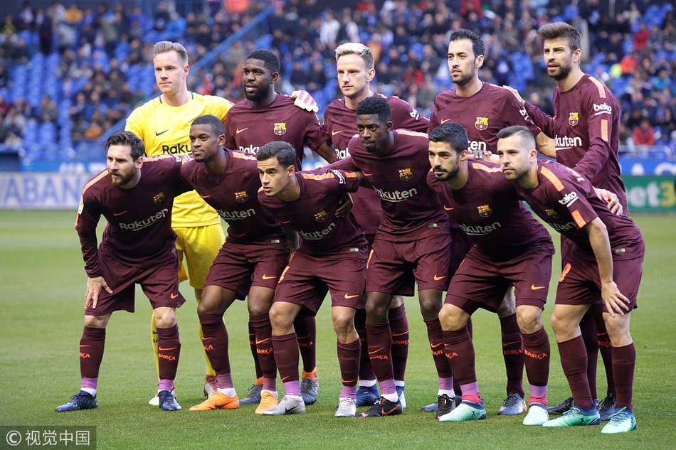 巴萨赛前合影