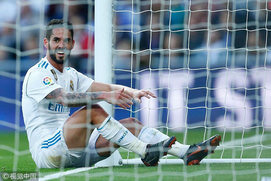 伊斯科坐在球门边