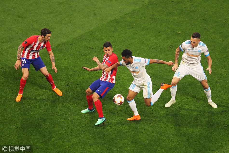 阿马维奋力拼抢